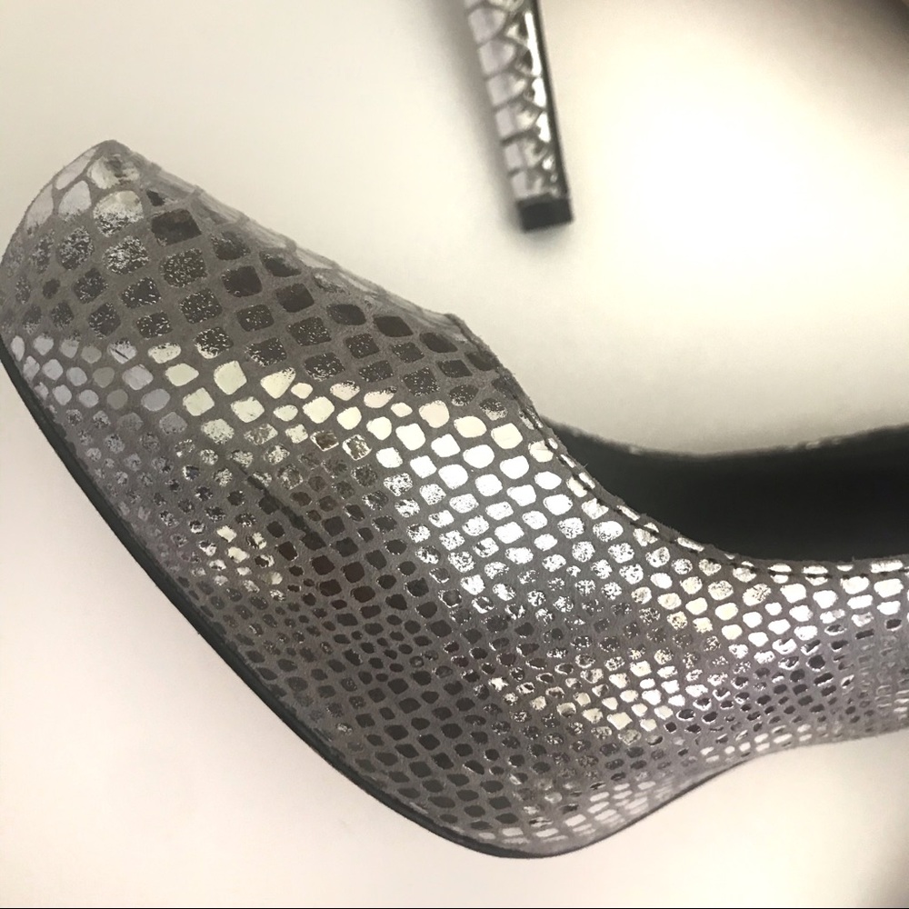 White House Black Market Silver Heels 8.5 - Picture 5 of 7